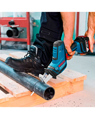 Акумуляторна шабельна пила Bosch GSA 18 V-LI C Professional, 1 акб GBA 18V 4 Ah та з/п GAL 18V-40